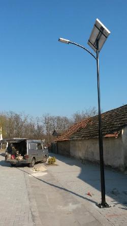 Kiskorpádon egy parkoló térvilágítását UNK-MONO-8W-2013 napelemes kandeláber üzembehelyezésével oldották  meg.