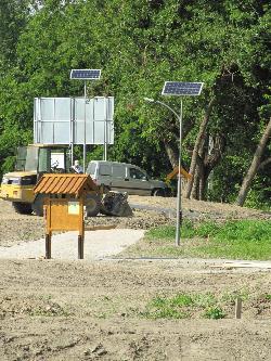 Baján a Nagy-Pandúr-szigeten épülő Pandúr Ökopark részeként térvilágítás célból kerültek üzembe helyezésre UNK-MONO-8W-2013-(KV) napelemes kandeláberek.