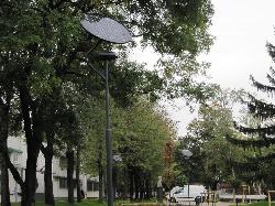 SZNS-MONO-8WD1-2012 típusú napelemes kandeláberek biztosítanak sétányvilágítást Százhalombattán az Egészségügyi Központ előtti téren.
