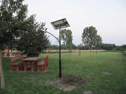 UNK-MONO-4W-2011 típusú napelemes kandeláber biztosítja a térvilágítást Bodorfa pihenő parkjában.