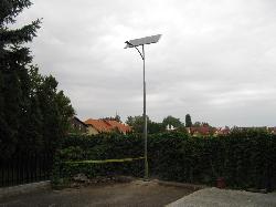UNK-MONO-16W-2013-KV típusú napelemes kandeláberek biztosítanak közvilágítást Debrecenben a Tessedik Sámuel utcában.
