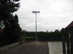 UNK-MONO-16W-2013-KV típusú napelemes kandeláberek biztosítanak közvilágítást Debrecenben a Tessedik Sámuel utcában.