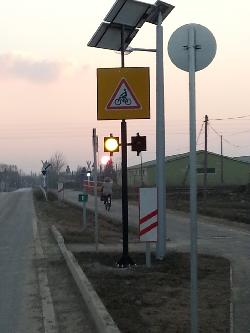 Makó, napelemes sárga villogók elhelyezése gyalogátkelőhelyeknél bicikliút átvezetéssel NSV-MONO-8W-DUO-2013 alkalmazásával.